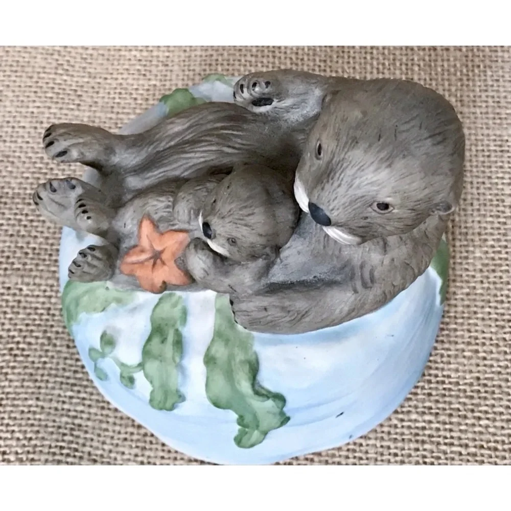 Vintage San Francisco Sea Otter Mother Baby Music Box Plays Pearly Shells